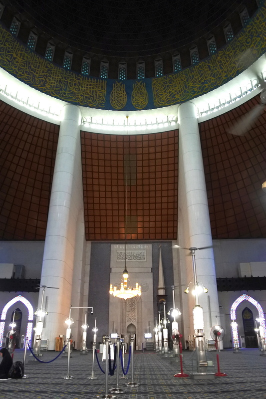 ちょうど礼拝が終わった時間だったため内部も見学ができた