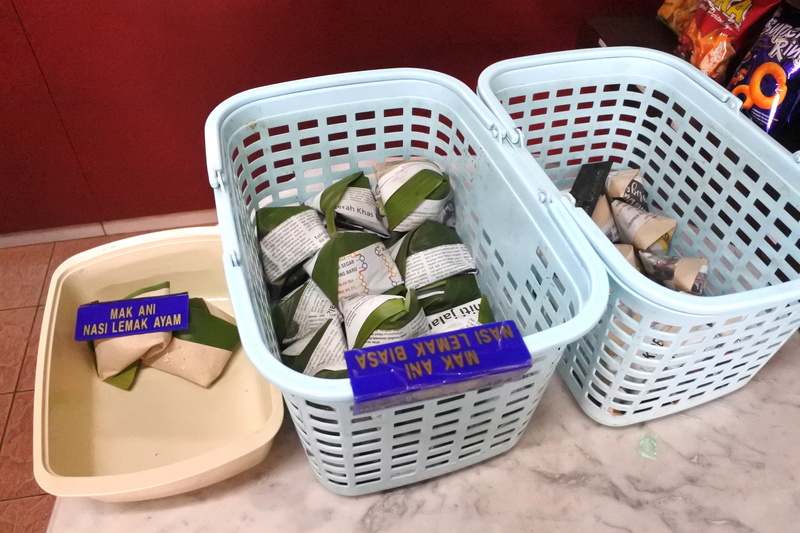 「ナシ・レマ」はバナナの葉に包んだコンパクトな出で立ちで販売中