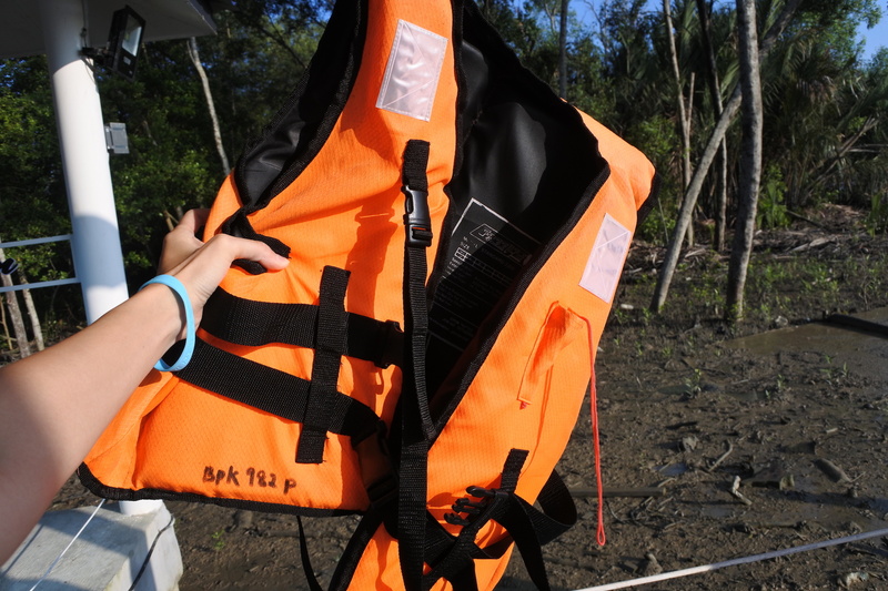 ライフジャケットを着込んでから船へ向かう