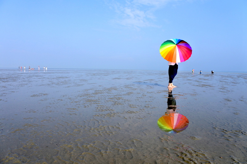 上からのアングルで撮影するとうっすら写る程度だが……