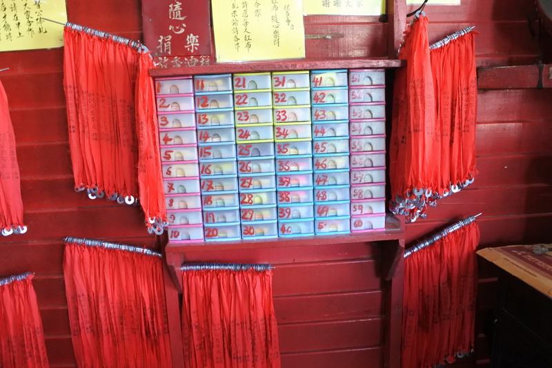 願い事を込めるためのリボンは本堂で手に入る