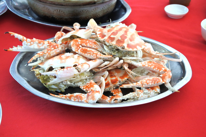 オススメと言われた獲れたてのカニを茹でただけの豪快な一皿。カニミソは左で紹介したスープで溶かして飲むと最高