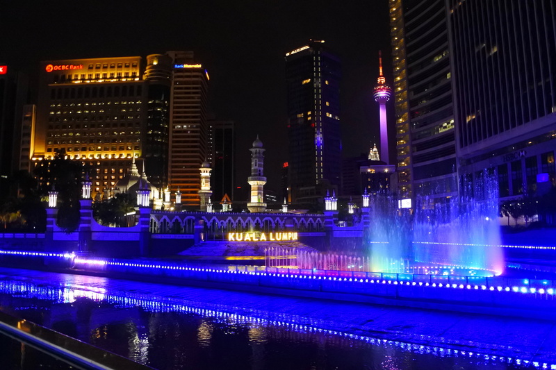 ゴンパック川とクラン川が交わる「Masjid Jamek」周辺でライトアップと放水ショーを実施