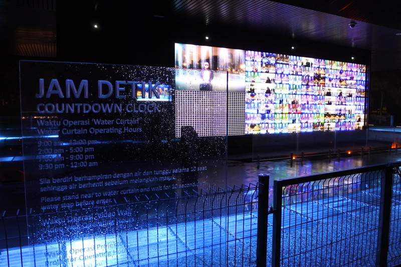 「COUNTDOWN CLOCK」にはアート内で撮影できる写真が液晶部分に映し出される