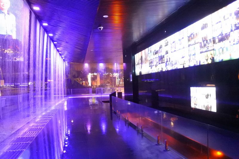 内側からもアートを体験することができる