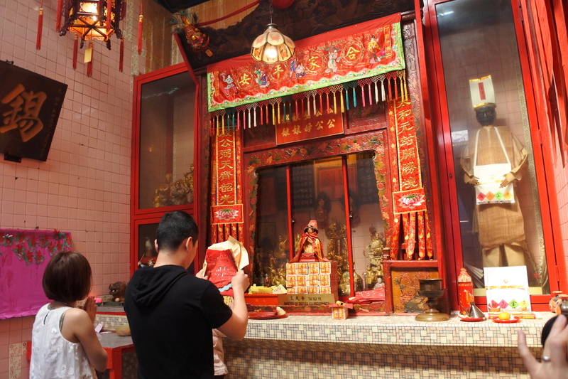 本堂向かって左側には祠があり太歳爺が祭られている