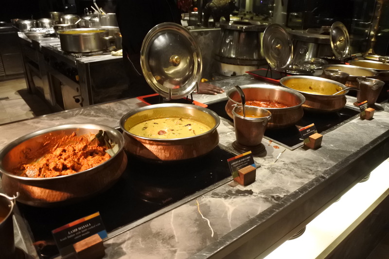 カレー各種が並ぶインド料理のブース。おすすめはオーダーしてから作るチーズナン