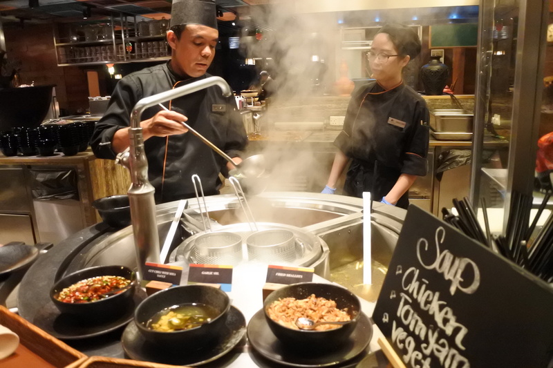中華料理のブースは麺類をシェフが作ってくれる