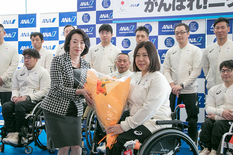 ANAの山本氏から大日方団長へ花束が、須藤選手へはANAスタッフが応援メッセージを寄せ書きしたフラッグが贈られた