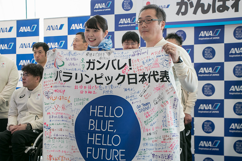 ANAの山本氏から大日方団長へ花束が、須藤選手へはANAスタッフが応援メッセージを寄せ書きしたフラッグが贈られた