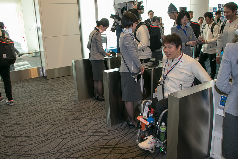日本選手団がNH861便へと搭乗