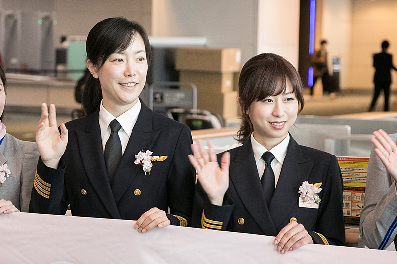 「ひなまつりフライト」は女性スタッフが中心となって運航業務を行なう。今回は乗務する機長、副操縦士、7名のCA（客室乗務員）全員が女性での運航となった