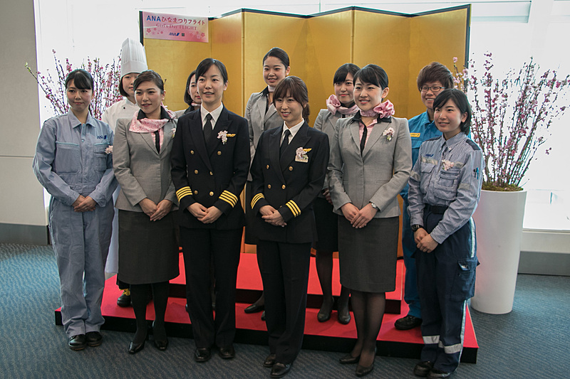 「ひなまつりフライト」は女性スタッフが中心となって運航業務を行なう。今回は乗務する機長、副操縦士、7名のCA（客室乗務員）全員が女性での運航となった
