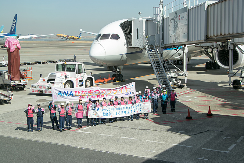 ランプからもお見送り。NH91便の使用機材はボーイング 787-8型機（登録記号：JA819A）