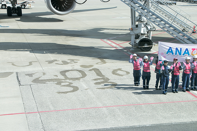 地上に水で書いた文字は「ひなまつり 2018 3.3」