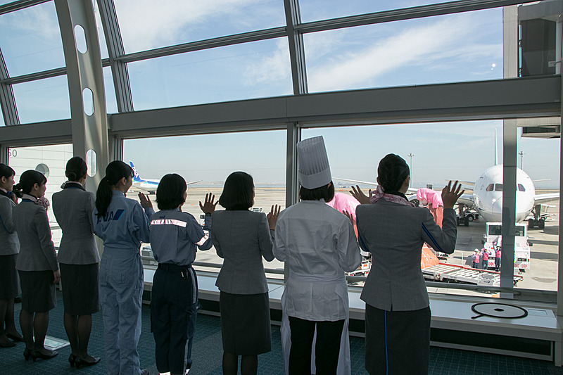 女性スタッフがNH91便をお見送り