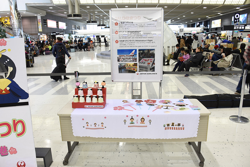 成田空港 第2ターミナル チェックインMカウンターでは顔出しパネルやフォトプロップスを使った記念撮影を行なえた