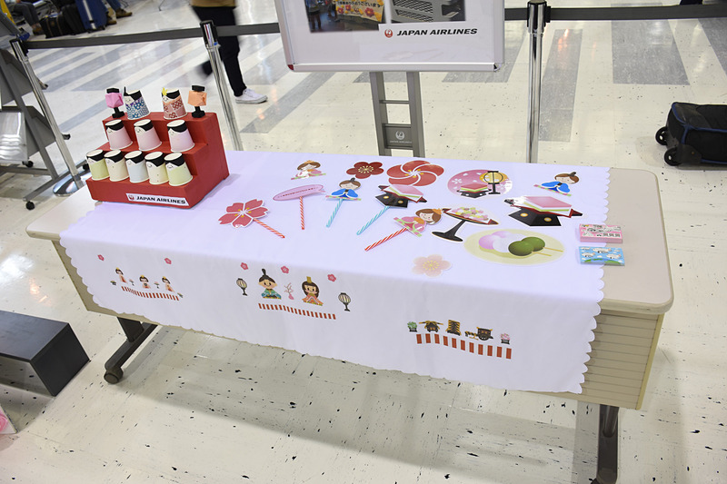 成田空港 第2ターミナル チェックインMカウンターでは顔出しパネルやフォトプロップスを使った記念撮影を行なえた