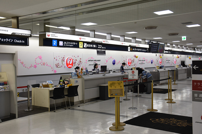 1階の国内線カウンターもひなまつり装飾