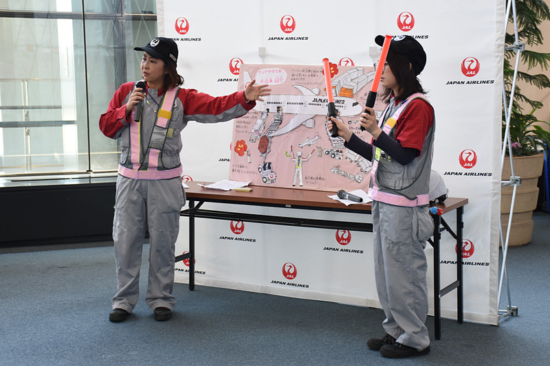 JALグランドサービスの女性スタッフによる「お仕事紹介」。手作りのパネルは、トーイングトラクターやローダーの書き込みがさすが細かい