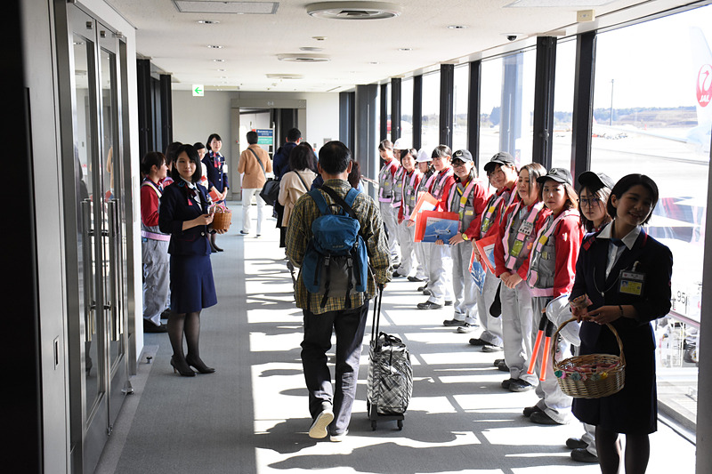 搭乗が始まるとひなあられをプレゼント