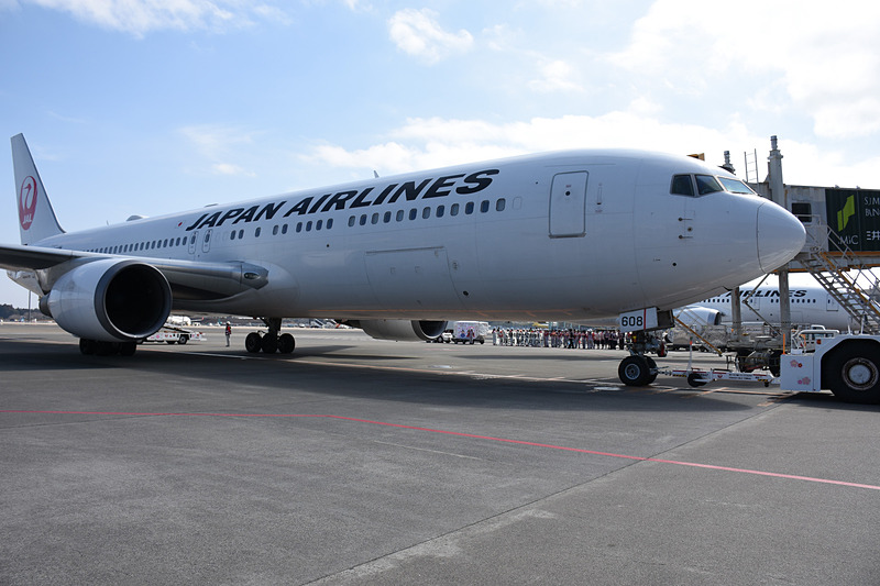 トーイングカーでプッシュバックするのももちろん女性スタッフ