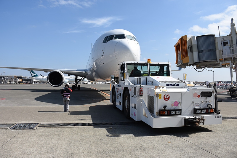 トーイングカーでプッシュバックするのももちろん女性スタッフ