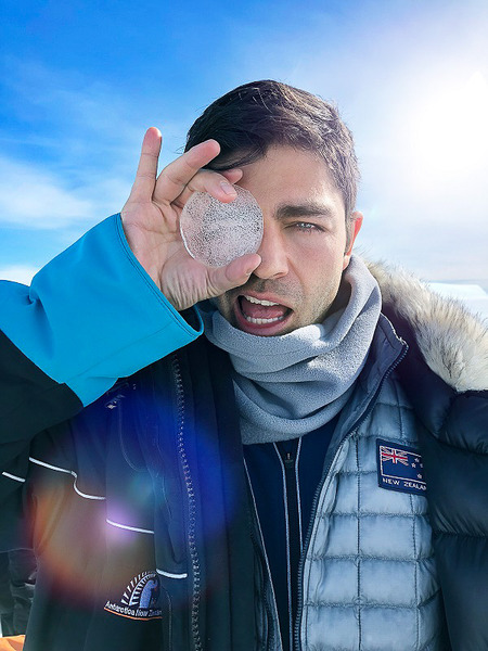 案内人を務めるエイドリアン・グレニアー氏