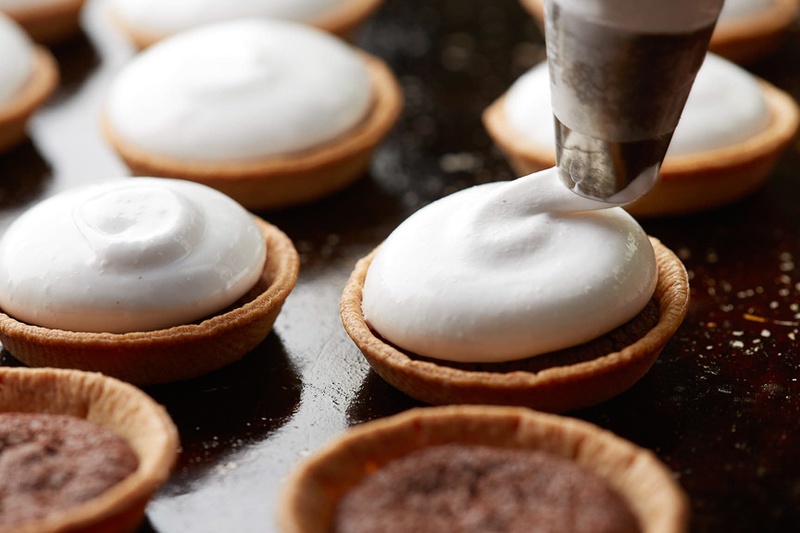 店内では、マシュマロの製造から盛り付け、焼き上げまでを一貫して行なう