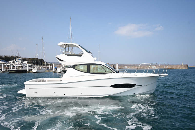 各種オプションが取り付けられた状態の新艇「EX34」。シャープな外観に、ところどころ取り入れられたブラックのラインが映える。なお、これは試乗艇で、実際の製品では配色などがやや異なる