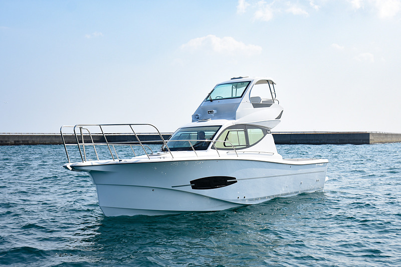 各種オプションが取り付けられた状態の新艇「EX34」。シャープな外観に、ところどころ取り入れられたブラックのラインが映える。なお、これは試乗艇で、実際の製品では配色などがやや異なる