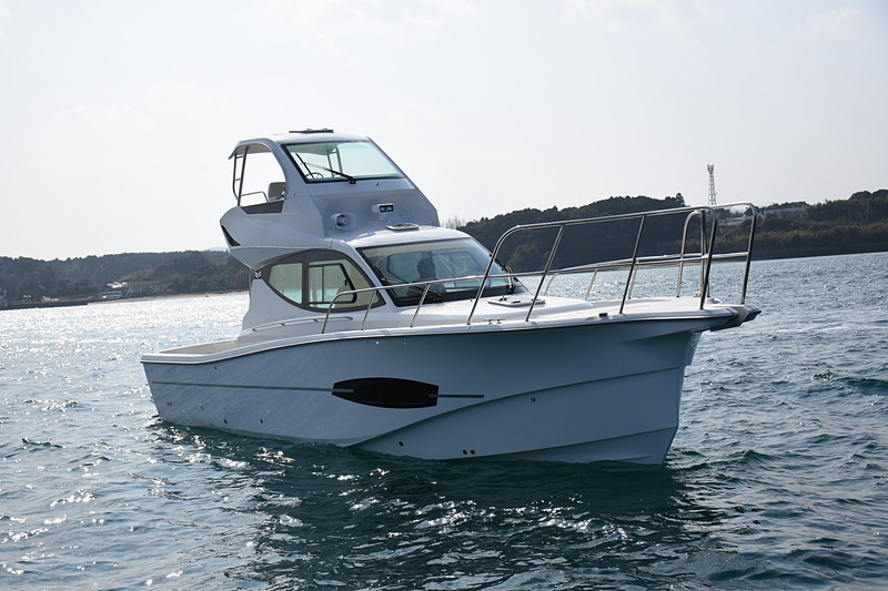 各種オプションが取り付けられた状態の新艇「EX34」。シャープな外観に、ところどころ取り入れられたブラックのラインが映える。なお、これは試乗艇で、実際の製品では配色などがやや異なる