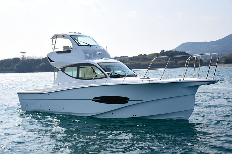 各種オプションが取り付けられた状態の新艇「EX34」。シャープな外観に、ところどころ取り入れられたブラックのラインが映える。なお、これは試乗艇で、実際の製品では配色などがやや異なる