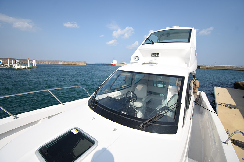 キャビンから流れるようにフライングブリッジにつながる