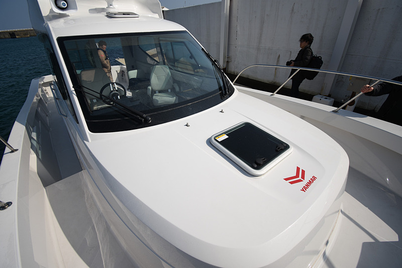 キャビン手前には、内側から開けられる窓（スカイライトハッチ）が付いている