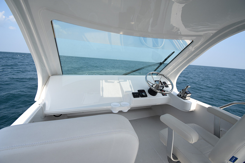 フライングブリッジのドライバーズシートまわり