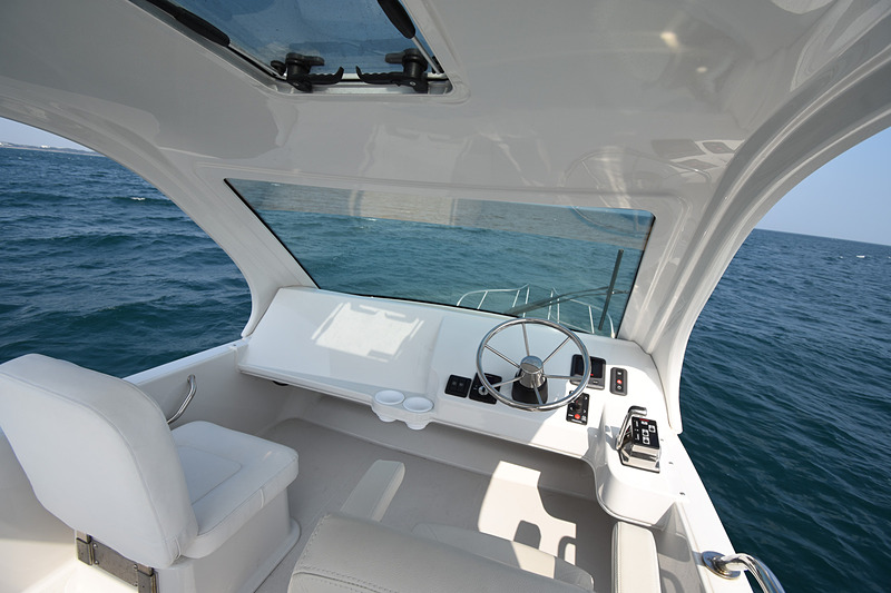 フライングブリッジのドライバーズシートまわり