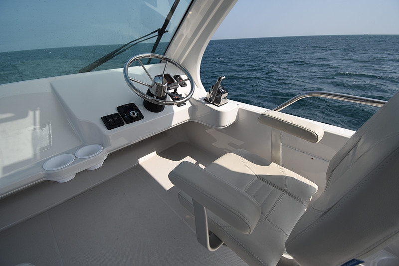 肘掛け付きでゆったり操船できる