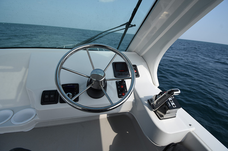 肘掛け付きでゆったり操船できる