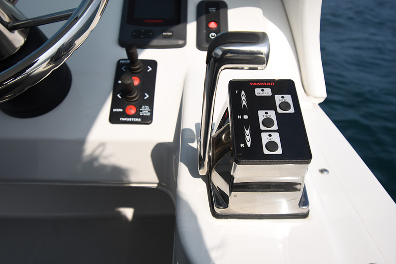 肘掛け付きでゆったり操船できる