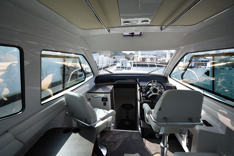 キャビン前方。ドライバー/ナビシートはどちらも肘掛け付き