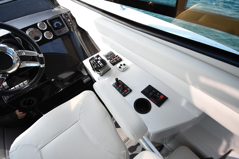 ハンドルの上にはユーザーがGPSや魚群探知機など航海計器を自由に取り付けられる広めのスペースがある