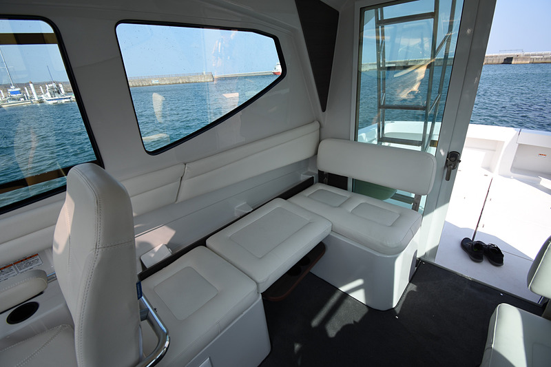 キャビン後方席はテーブルの上にクッションを置いてL字シートとしても使える