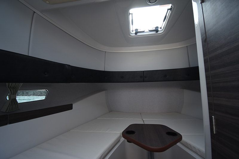 天井と左右に採光窓がある。天井のハッチは開く