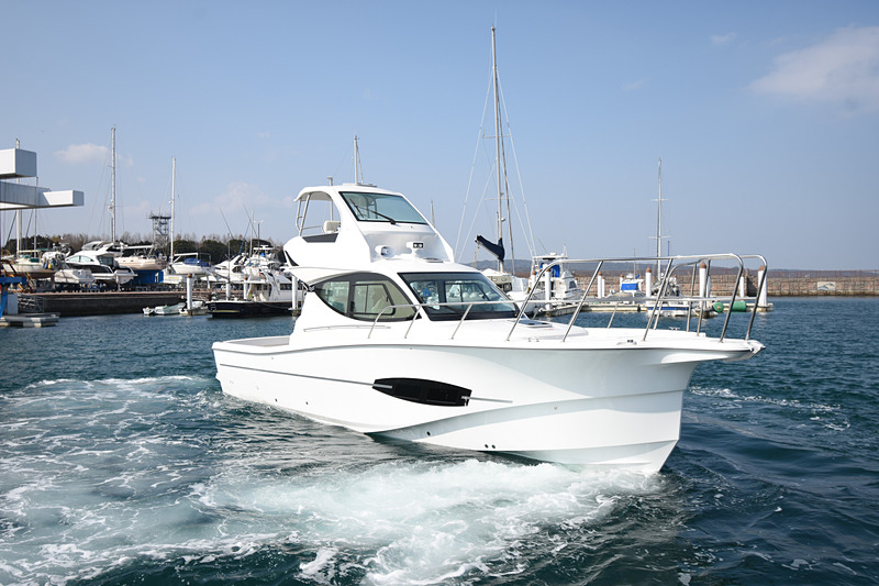 バウとスタン（船尾）にはスラスターを装着可能で（オプション）、離着岸時の操作を容易にしている