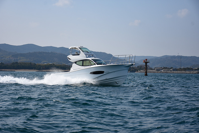 波を割って走行するEX34