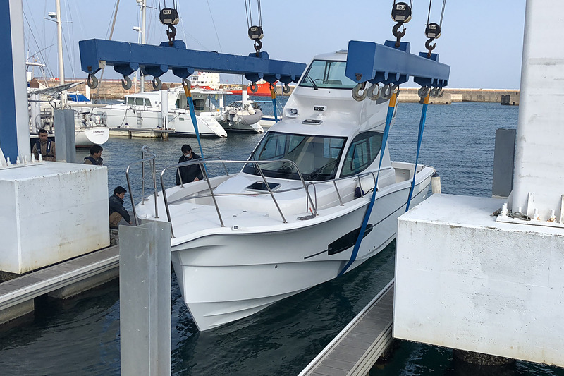 ガントリークレーンで持ち上げられる