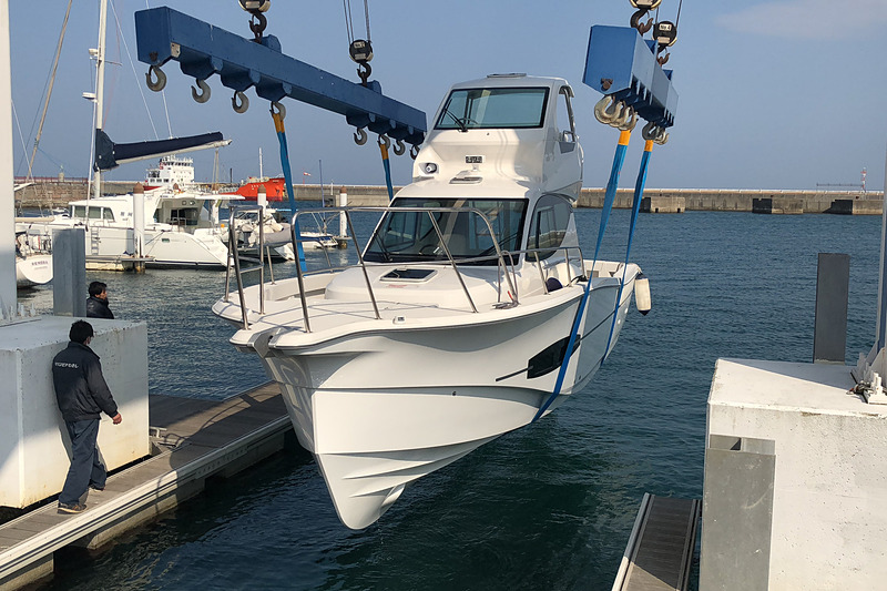 ガントリークレーンで持ち上げられる