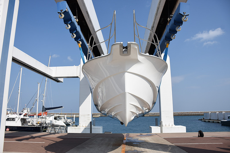 船首船底部は「バキュームインフュージョン成形」でガラスの含有率を高めており、衝撃吸収とキャビンの居住性に効果があるという