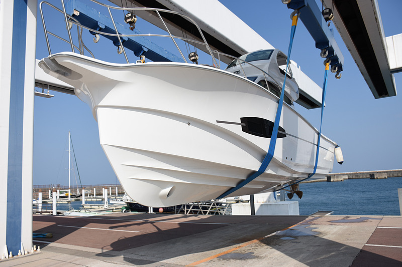 船首船底部は「バキュームインフュージョン成形」でガラスの含有率を高めており、衝撃吸収とキャビンの居住性に効果があるという